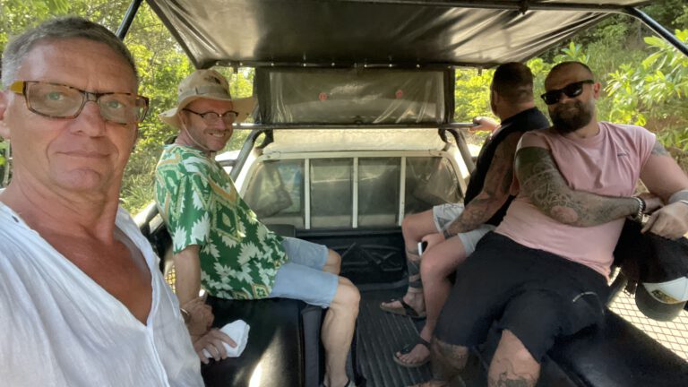 Vierer-Gruppe auf Pritschen-Taxi