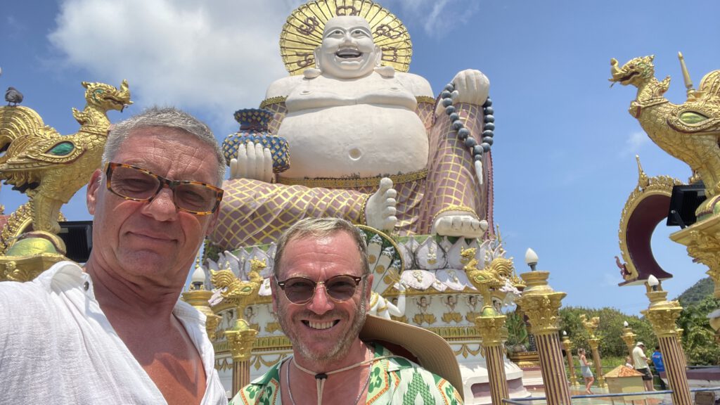Christian und Roman vor chinesischem Buddha